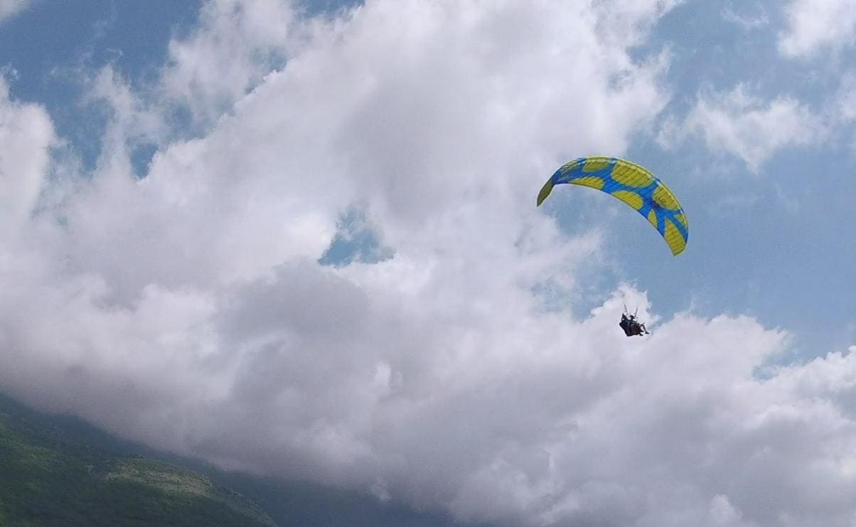 paragliding-montenegro-flying_041011_32s Paragliding Montenegro in Budva: An Exhilarating Adventure Amidst Stunning Landscapes